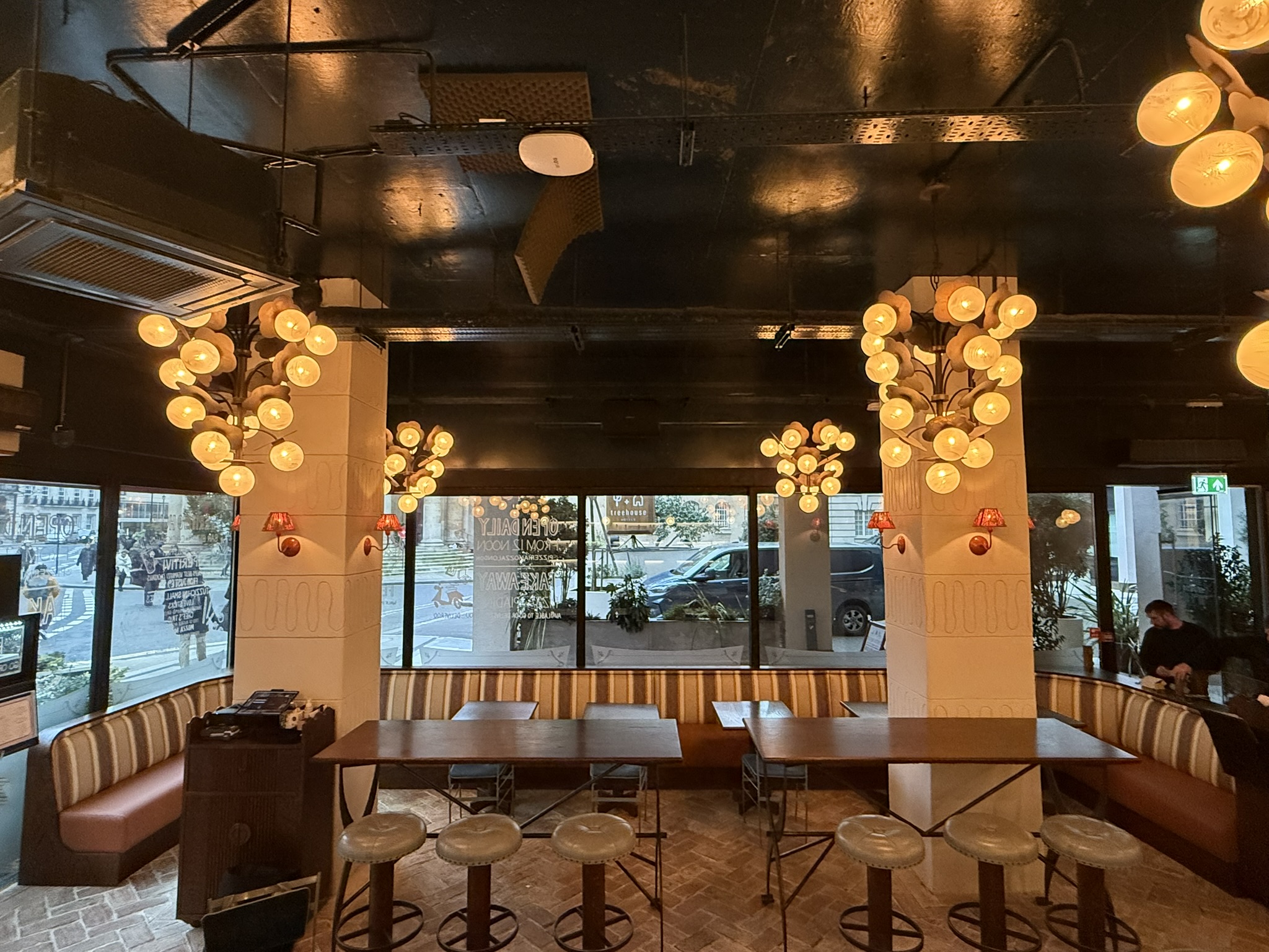 Pizza Mozza – Creating a Warm, Neighbourhood Pizzeria Atmosphere ...